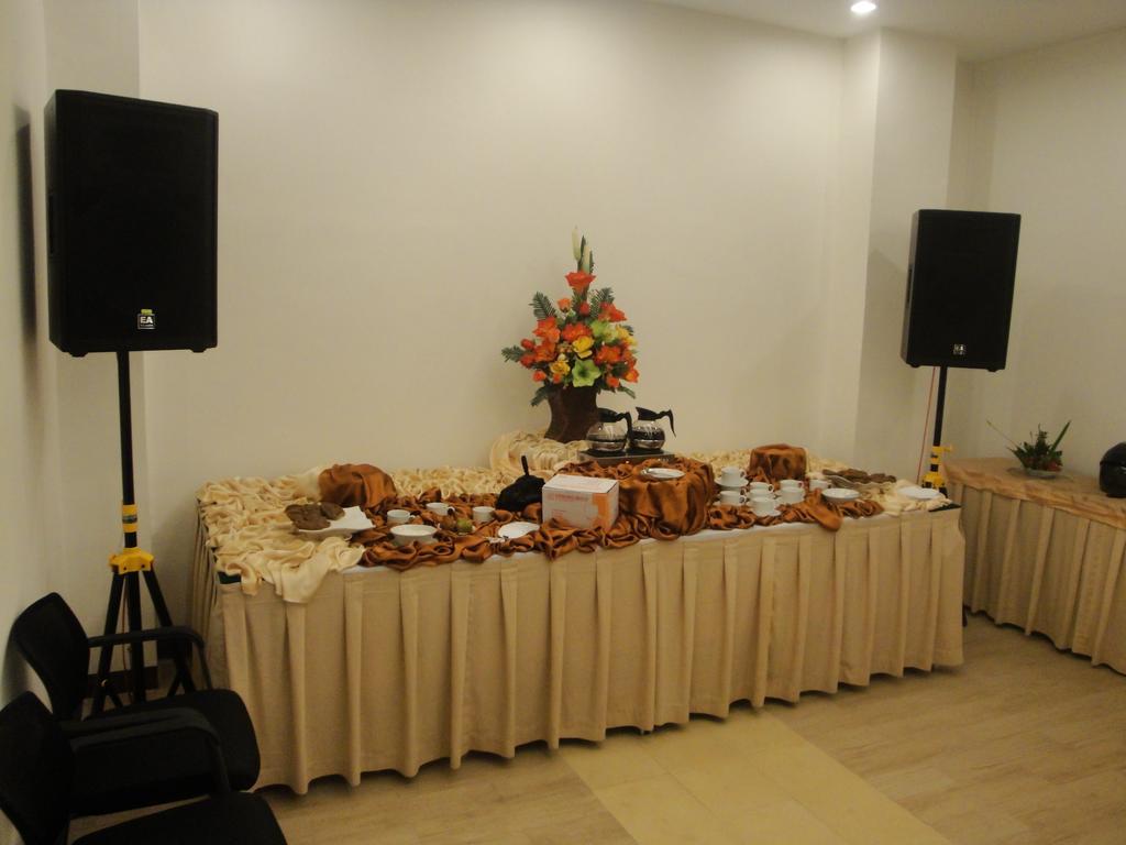 Top Hotel Manado By Gran Puri Exterior foto